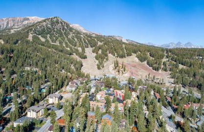 Slopeside & Spacious Home WITH Parking - Foto 28