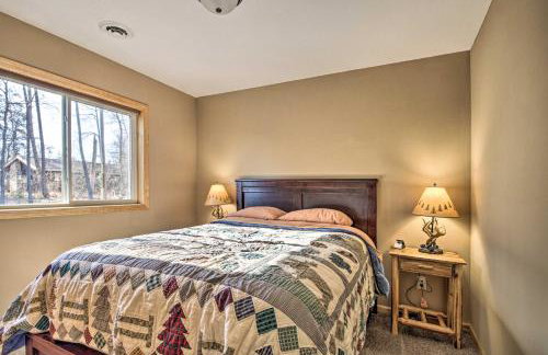 Breezy Point Cabin with Fire Pit - Walk to Lake - Foto 16