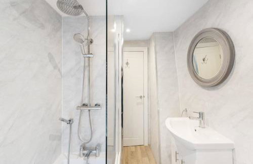 NEW! Stunning 2-Bed Home by Stay With Us, Ideal for Families, Sleeps 4! - Foto 44