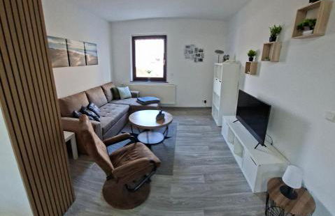 Modernes Appartement 5 km von Erfurt, mit Kaffeevollautomat, TV, WLAN, Boxspringbett, Schlafsofa und Einkaufsmöglichkeiten, sehr gute Anbindung zur A71 und A4, kostenloser öff Parkplatz für PKW und Transporter - Foto 13