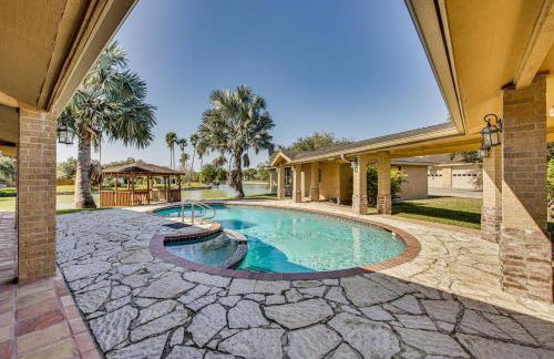 Pool and Game Room Waterfront Harlingen Home - Foto 1