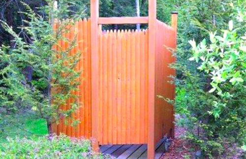 Cozy Log Cabin with a Private Hot Tub near Beartown State Forest, Massachusetts - Foto 17