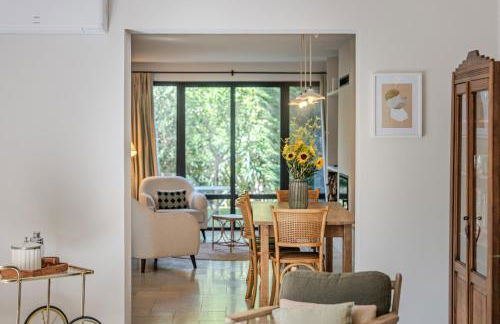 Gorgeous village home with heated pool, ideally located - Foto 10