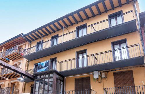 HERITAGE APARTMENTS CERDANYA al carrer Major i parking - Foto 6