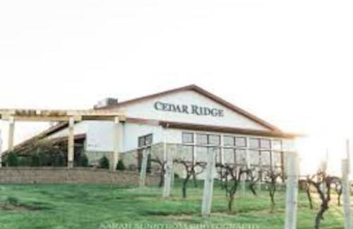 Mid-Century Style And Class In Quiet NE Location - Foto 34