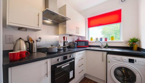 Spacious and Bright 2 Bedroom Apartment, Sleeps 6, 1st Floor with Free Parking, Business and Leisure by Jesswood Properties - Foto 5