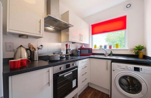 Spacious and Bright 2 Bedroom Apartment, Sleeps 6, 1st Floor with Free Parking, Business and Leisure by Jesswood Properties - Photo 5