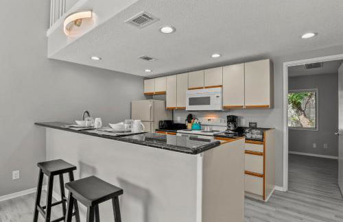 NEW King with Loft Beach Near Gulf - Foto 1