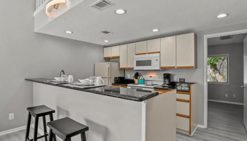 NEW King with Loft Beach Near Gulf - Foto 1, stove, dishwasher, pet friendly, toaster, minibar