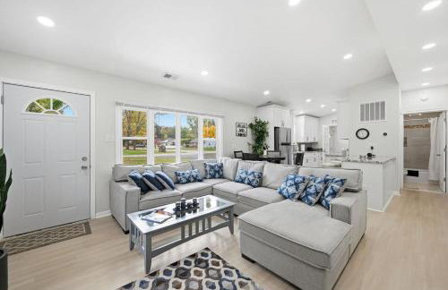 New Lakefront Getaway Private Hot Tub Min to DMC - Foto 13