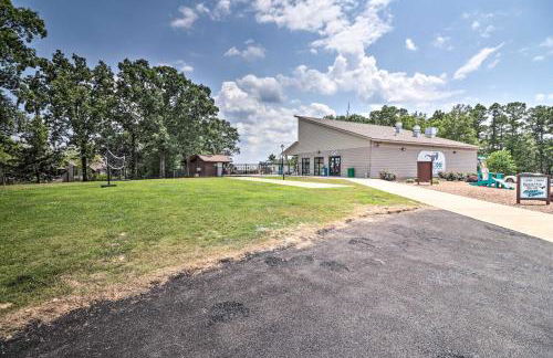 4 Mi to Greers Ferry Lake Condo with Deck and Balcony - Foto 26