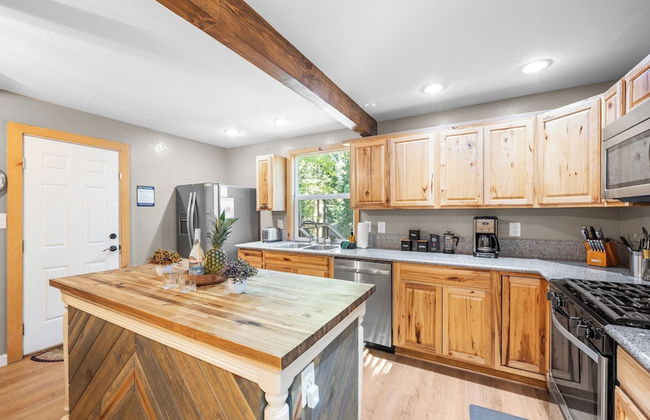 Sweet Pine Deck + Hot Tub, Cozy Modern Interior Close to Ski Resort! - Foto 52