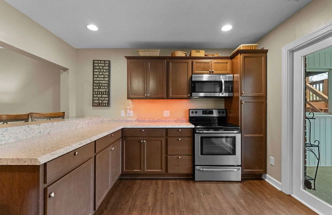 Sleeps 22, Lakefront w/ Private Dock & Pool, 2 Houses Lake Living by Avantstay - Foto 55