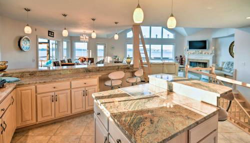 Luxurious Oceanfront Flanders Bay Home with Kayaks! - Foto 5