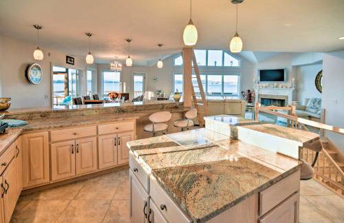 Luxurious Oceanfront Flanders Bay Home with Kayaks! - Foto 5