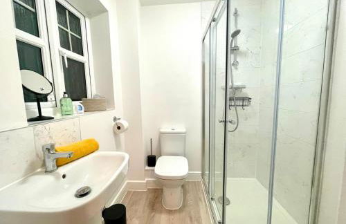 Churchill House 3 Bedroom Sleeps 6 Free Parking - Photo 6