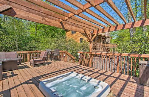 Fire Pit and Hot Tub Poconos Family Cabin! - Foto 2