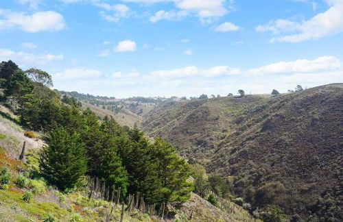 Mountain View 2BR 1 Bath Retreat with Private Lanai - Photo 25