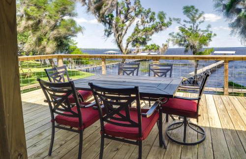 Renovated Crescent Lake Escape with Waterfront Deck! - Foto 2