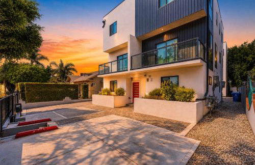 Luxury Townhome with Gated Parking and Private Balcony - Foto 3