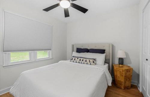 Comforting Lakeside Retreat in Gated Community - Foto 19