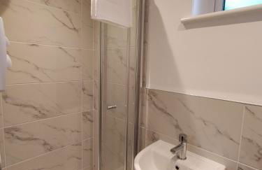 Sirius House - sleeps 7, driveway, garden - Photo 36