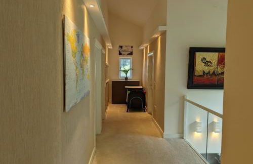 Unique, Spacious, Self-Built Eco Home with huge garden and movie room - Photo 42