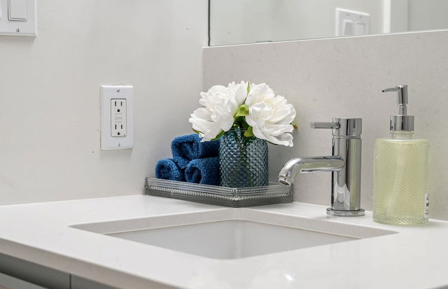 By Stampede Free Parking Banff Pass Wine More - Photo 22