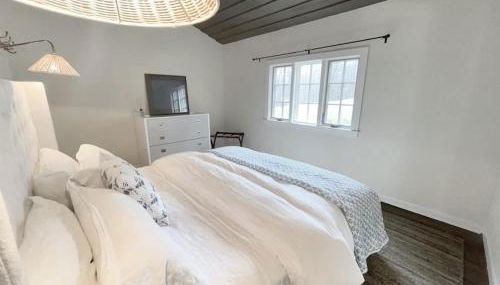 Cottage Retreat - Historic Cottage Home w Home Gym - Photo 2