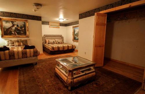 Spacious Villa Rental with a Pool for a Large Group near Catskill Mountains, New York - Photo 6