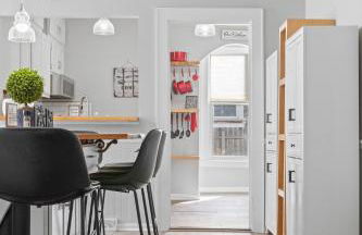 Luxe Suite with Pool Table, King Bed, 3 TVs, & Free Parking - Foto 12