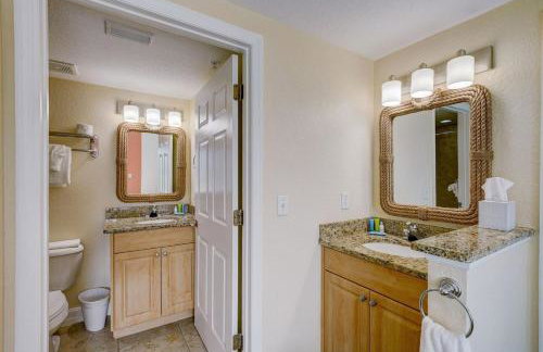 Spacious 2BR Oasis Steps to Treasure Island Beach - Foto 32