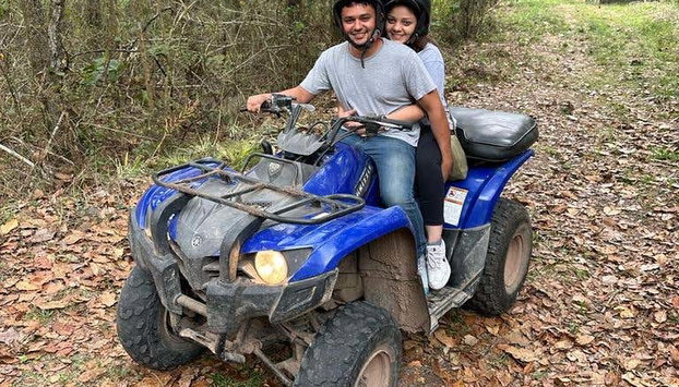 Tour privado en quad por la Reserva de Uyuca - Foto 3, Una pareja recorriendo las montañas de Uyuca en quad