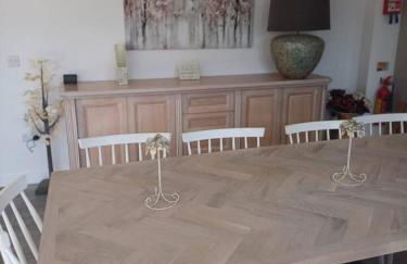 Clova Cottage 7BR Retreat - Photo 10