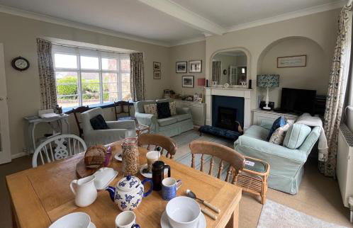 Seaview House, lovely ground floor flat with garden, minutes walk to beach - Photo 4