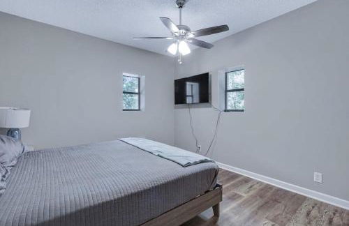 Large Hillside Retreat with Pool and Hot Tub - Foto 23