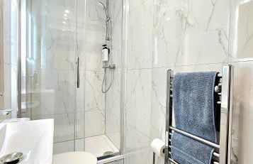 Newly Renovated Gem - Free Parking & Modern Comfort - Foto 27