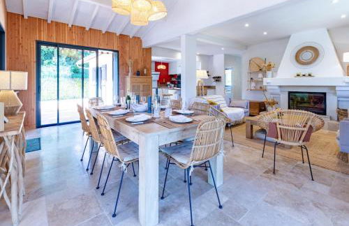 Luxury 6BR Villa with Heated Pool, Playground, Garden - Foto 1