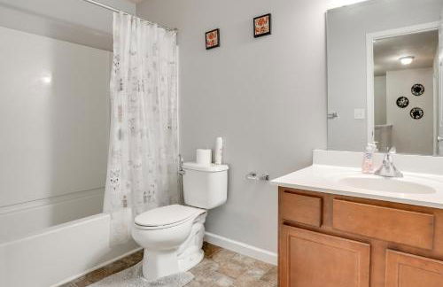 Spacious Family Getaway with Yard in Kalamazoo! - Foto 21