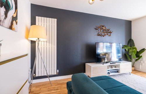 Modern and Spacious Home From Home 1 mile from M1 - with Netflix, Prime Video, PS5, free parking, superfast WiFi, BBQ - Sleeps 11 - By Brightleap Apartments - Foto 44