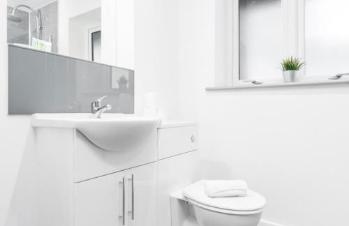 Modern Two Bed Apartment - Balcony & Parking - Netflix 8MC - Foto 8