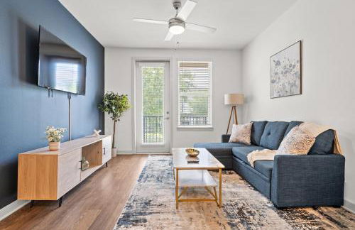 Trendy 1BR Apt with King Bed Pool Gym and Close to Beach - Foto 1