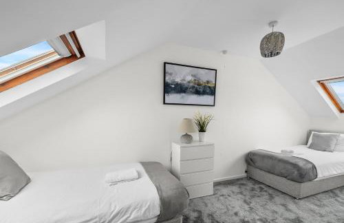Substantial 5 bedroom townhouse with disabled access apartment, private off road parking space with EV point from 15th April 26, jaccuzi bath, Netflix and Wifi, near Argyle, boutique shops eateries and pubs - Foto 36
