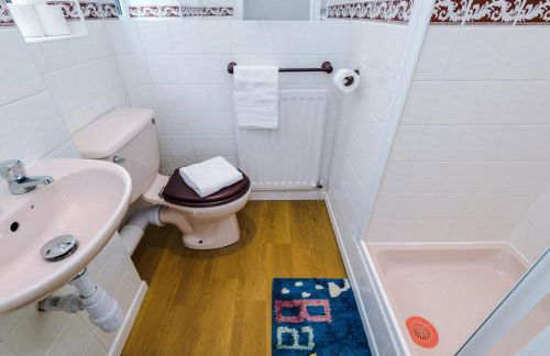 4BR Home for 8, Full Kitchen, Parking, WiFi in Northwich - Photo 48