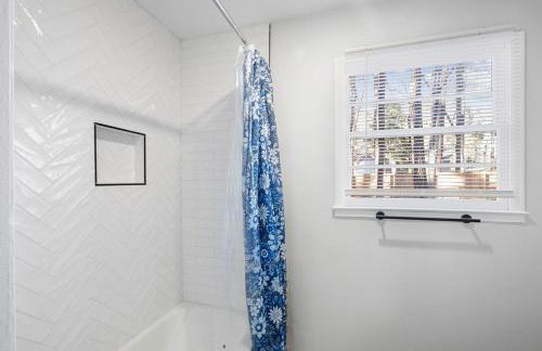 Perfect cute home in Garner with firepit & king bed - Foto 19