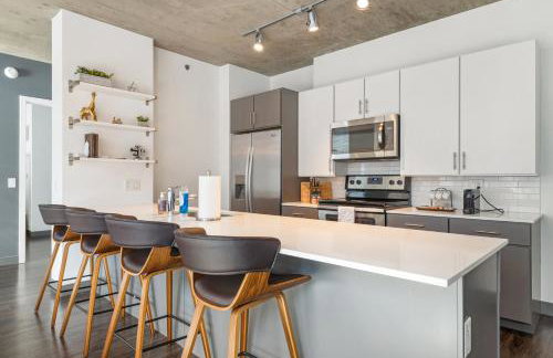 Linea Luxury Living with Indoor Pool and Rooftop Views in The Loop - Photo 27