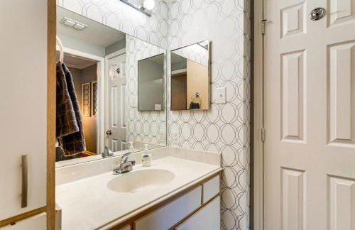 Lake Conroe Condo with Pool Access and Balcony! - Foto 16