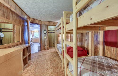 Lakefront Townsend Cabin with Fire Pit and Dock! - Foto 17