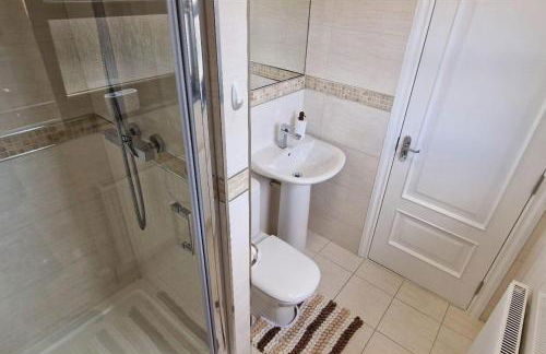 2 Bed-Sleeps 5-Parking-Sea View - Foto 7