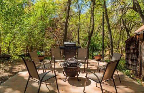 Myrinn-Hobbit Cottage on the Creek Storybook Stay - Foto 33